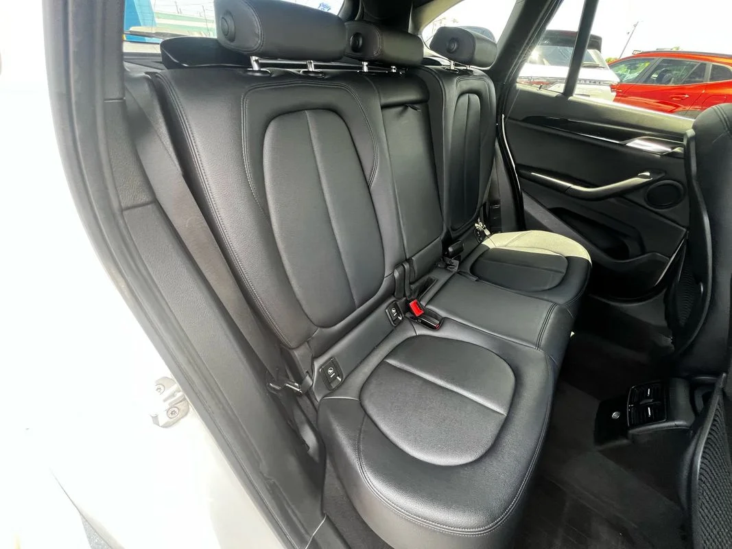 Used 2018  BMW xDrive28i image 23