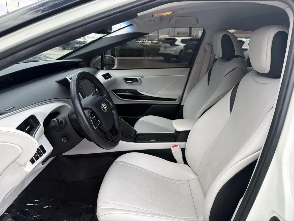 Used 2018 CRYSTAL WHITE Toyota Base image 18