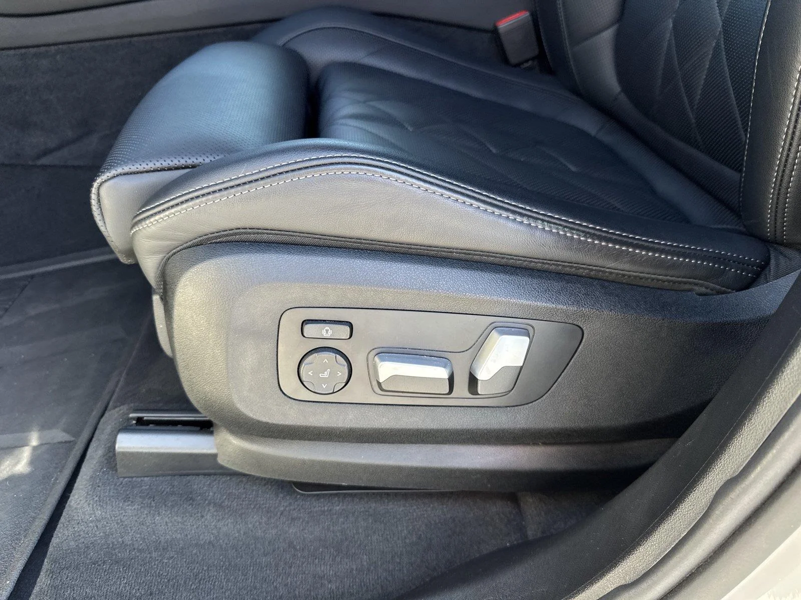 Used 2024 Mineral White Metallic BMW sDrive40i image 11