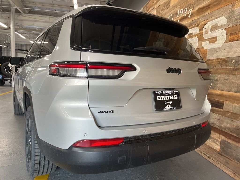 New 2025 Silver Zynith Exterior Paint Jeep Altitude X image 22