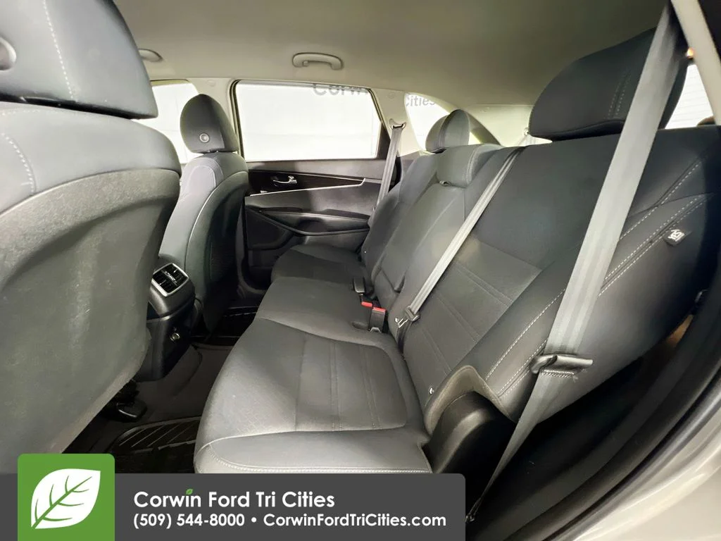 Used 2019 Titanium Silver Kia L image 26