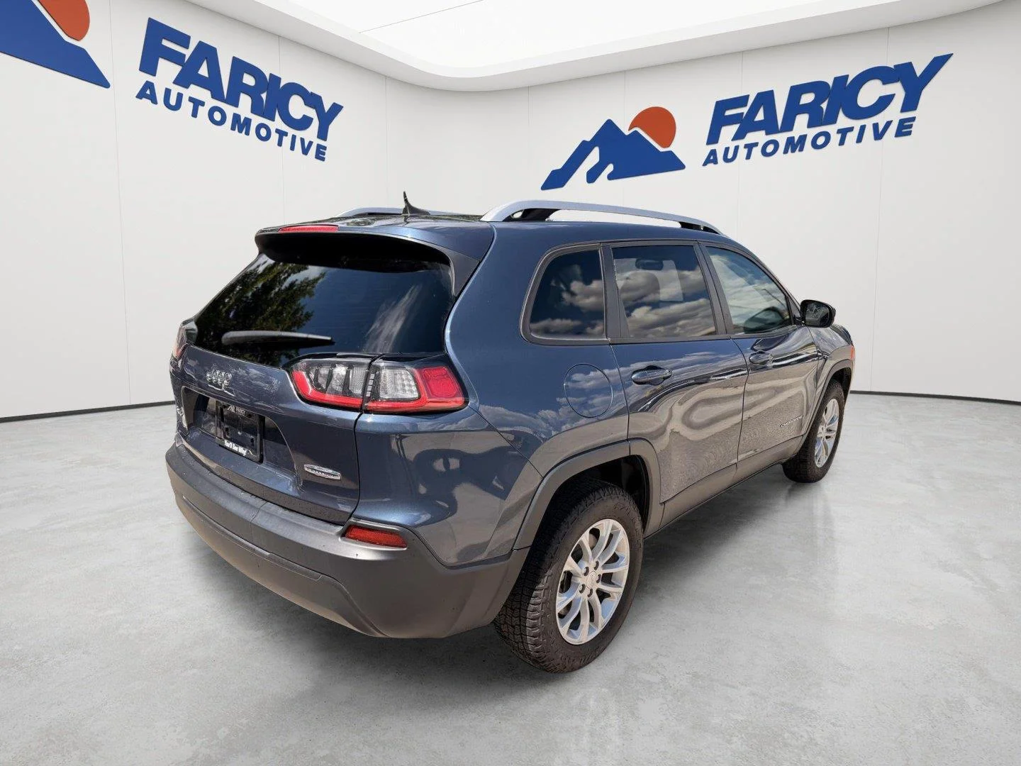 Used 2020 Slate Blue Pearlcoat Jeep Latitude image 5