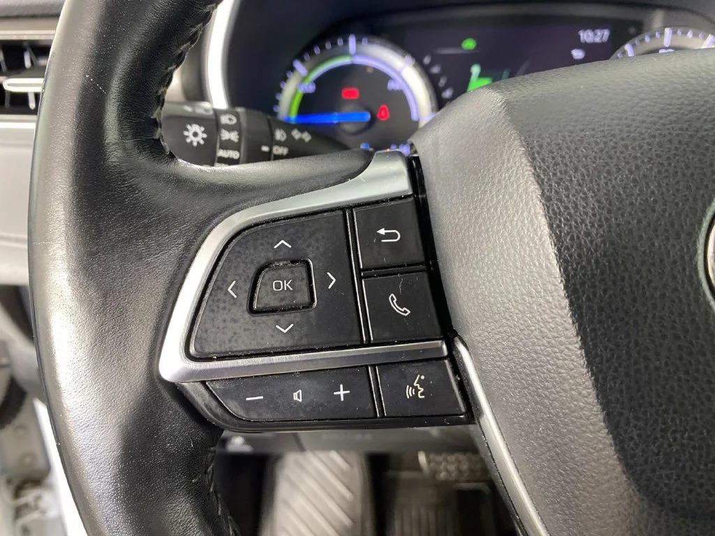 Used 2020 Blizzard Pearl Toyota XLE image 15