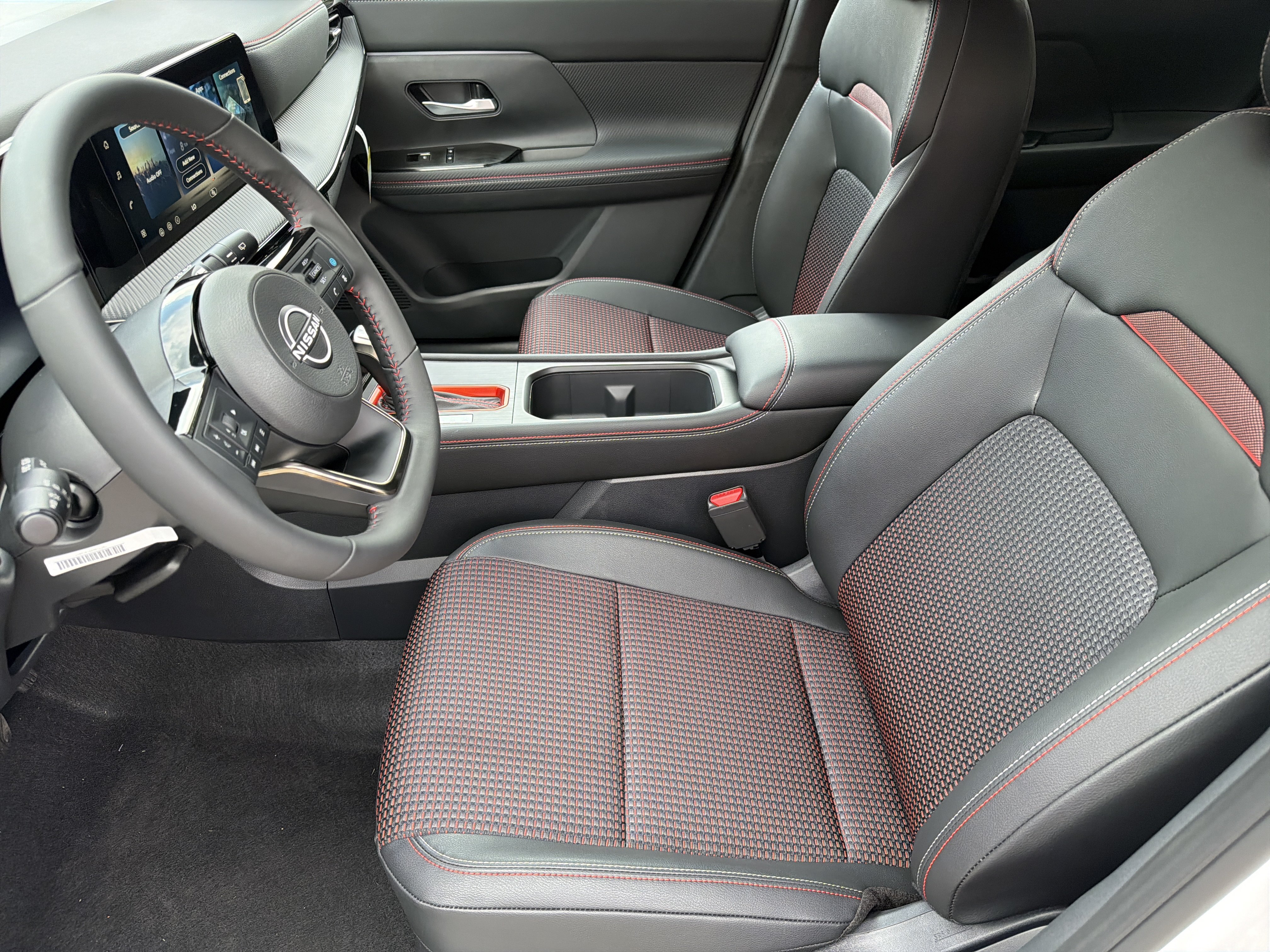 New 2026 Aspen White Tricoat/Super Black Nissan SR image 10