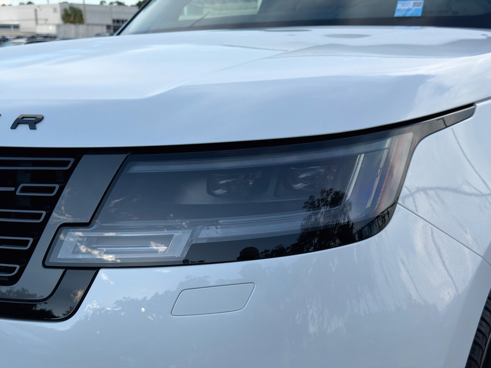 New 2027 Ostuni Pearl White LAND ROVER SE image 9