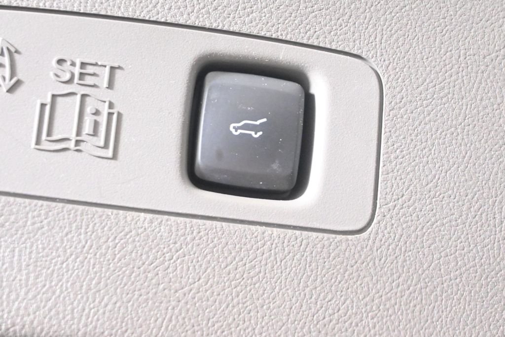 Used 2024 White Lincoln Premiere image 37