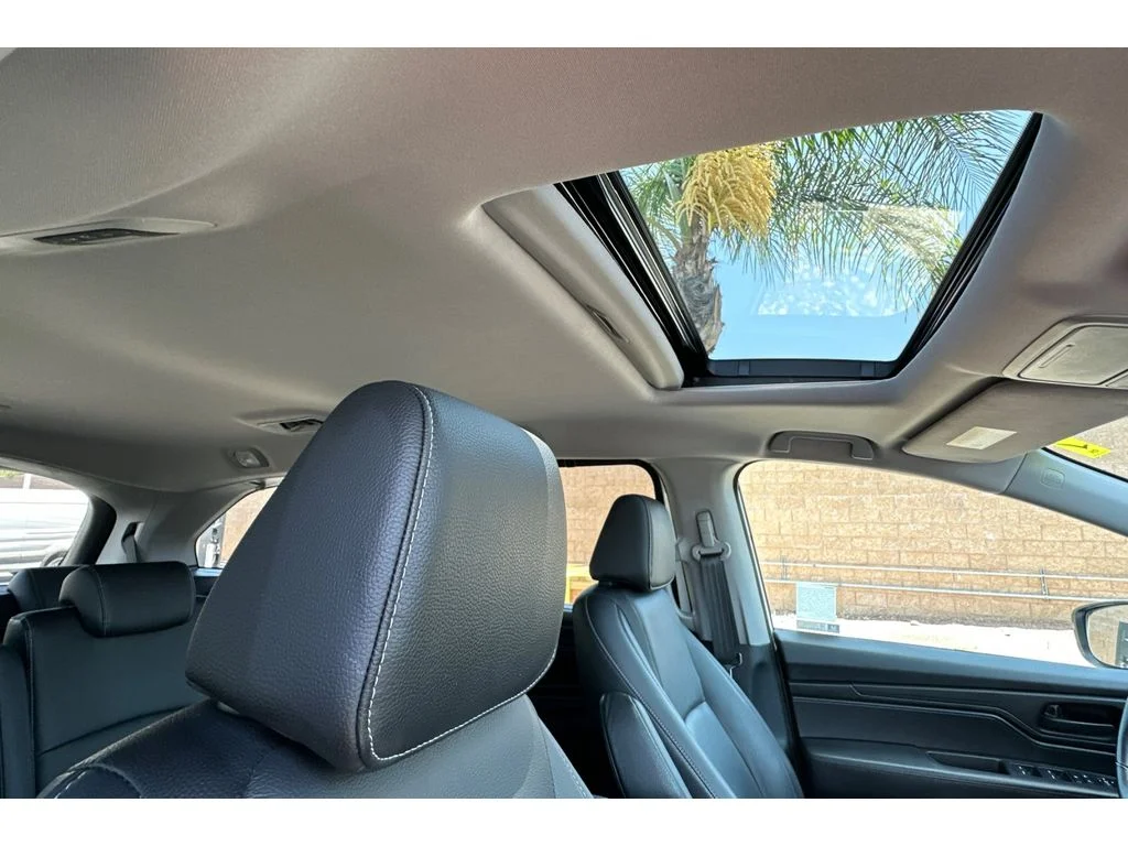 Used 2024 Platinum White Pearl Honda EX-L image 21
