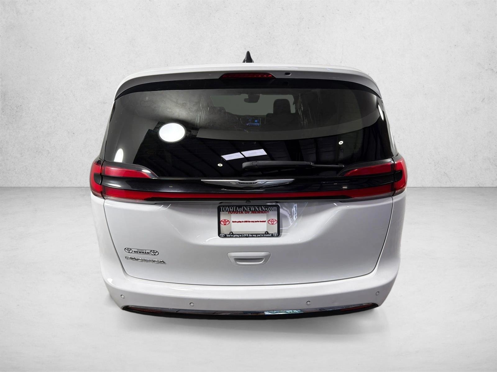 Used 2024 Bright White Clearcoat Chrysler Touring L image 4