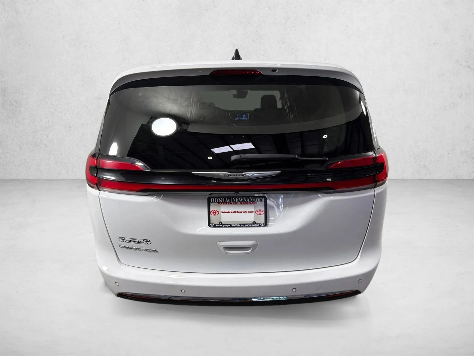 Used 2024 White Chrysler Touring L image 4