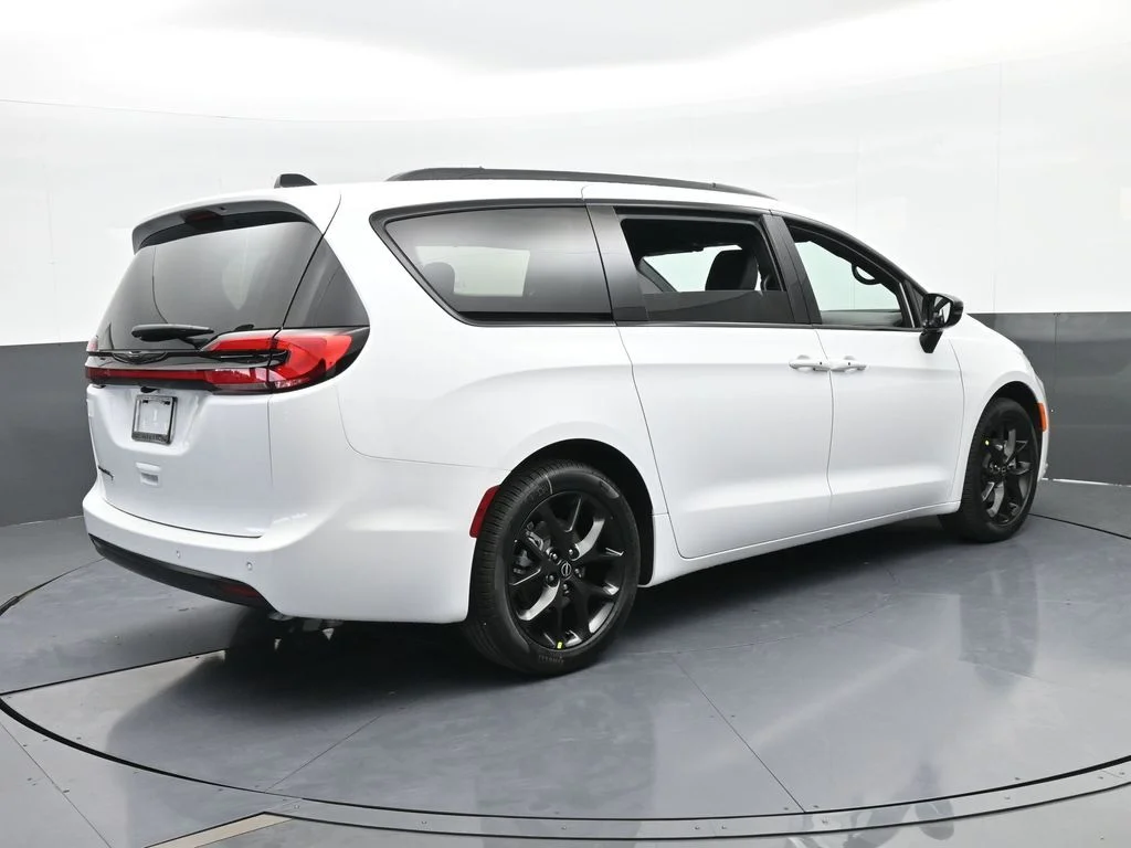 New 2026 Bright White Clear-Coat Exterior Paint Chrysler Select image 6