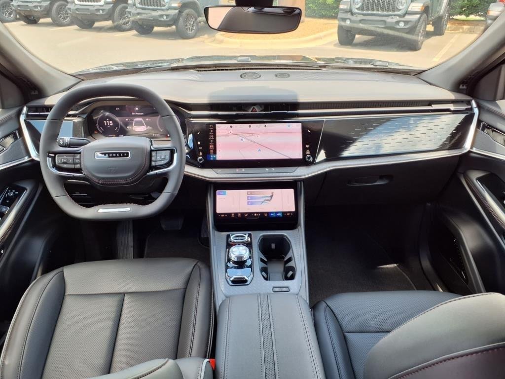 New 2025 Diamond Black Crystal Pearl-Coat Exterior Paint Jeep Limited image 27
