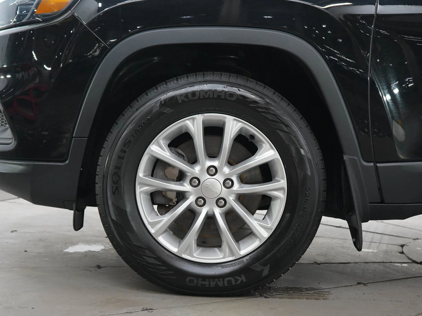 Used 2019  Jeep Latitude image 27