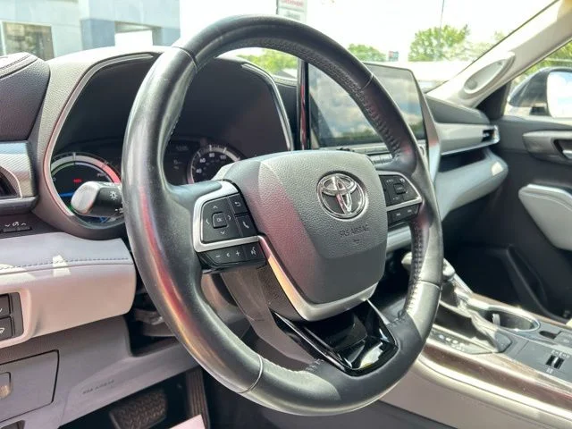 Used 2022 Gray Toyota Platinum image 38
