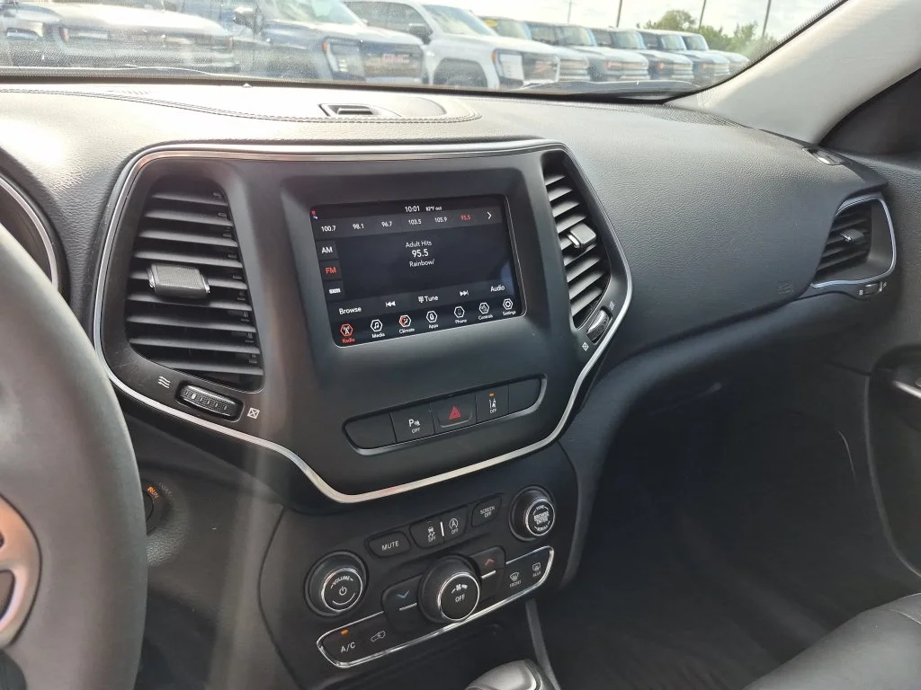 Used 2021 White Jeep Latitude Lux image 22