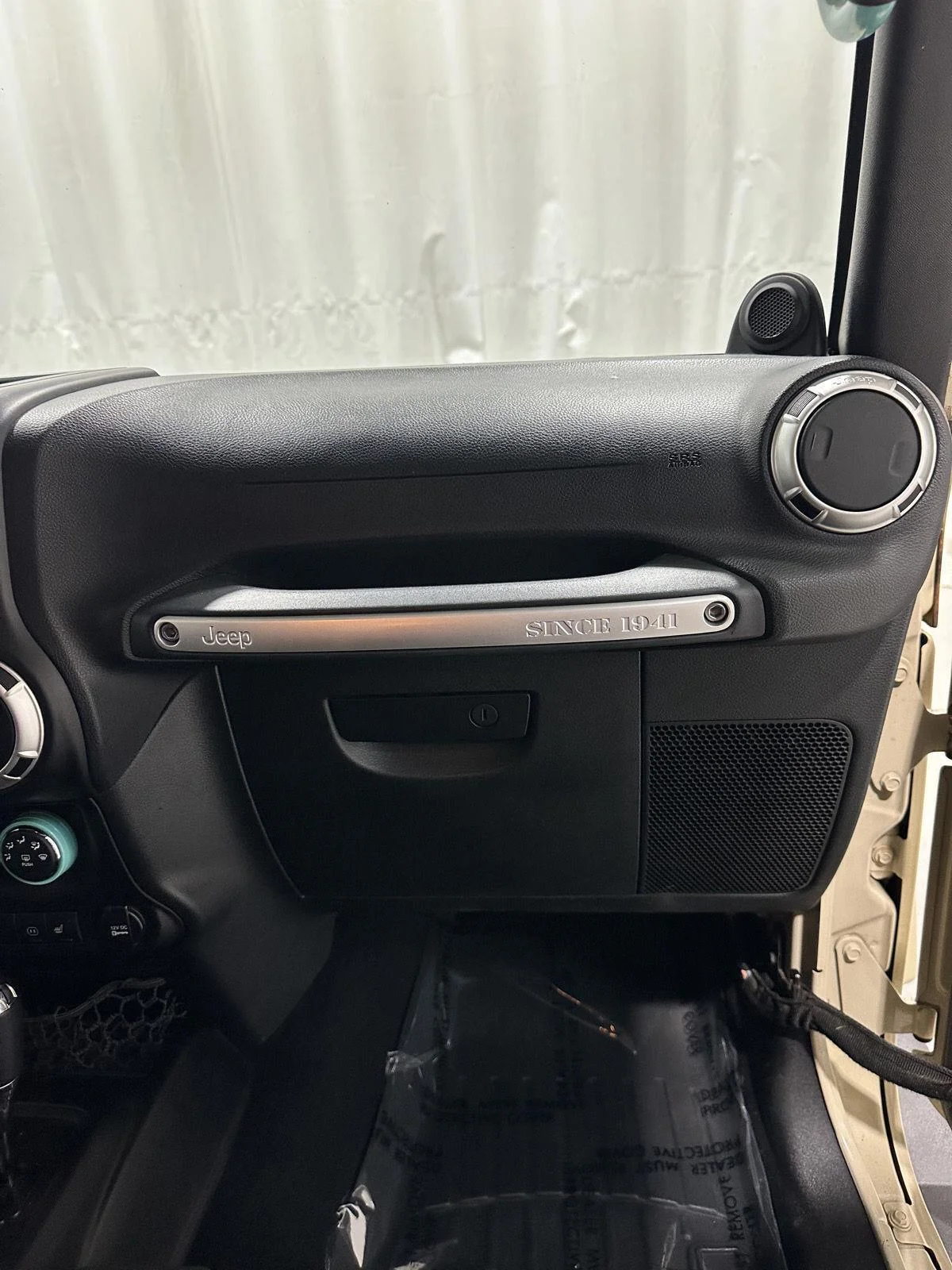 Used 2011 Tan Jeep Sahara image 20