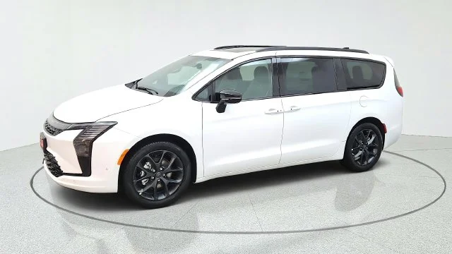 New 2027 Bright White Clear-Coat Paint Chrysler Limited image 5