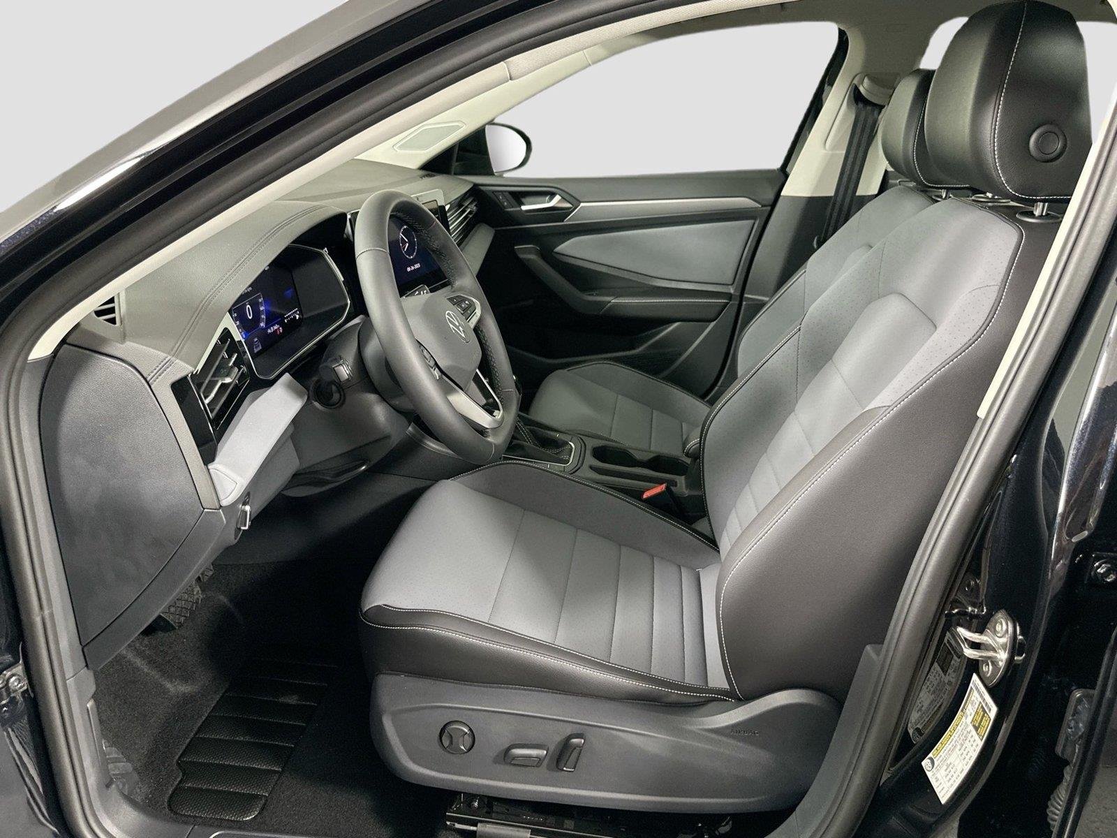 2025 Volkswagen Jetta SE - Photo 18