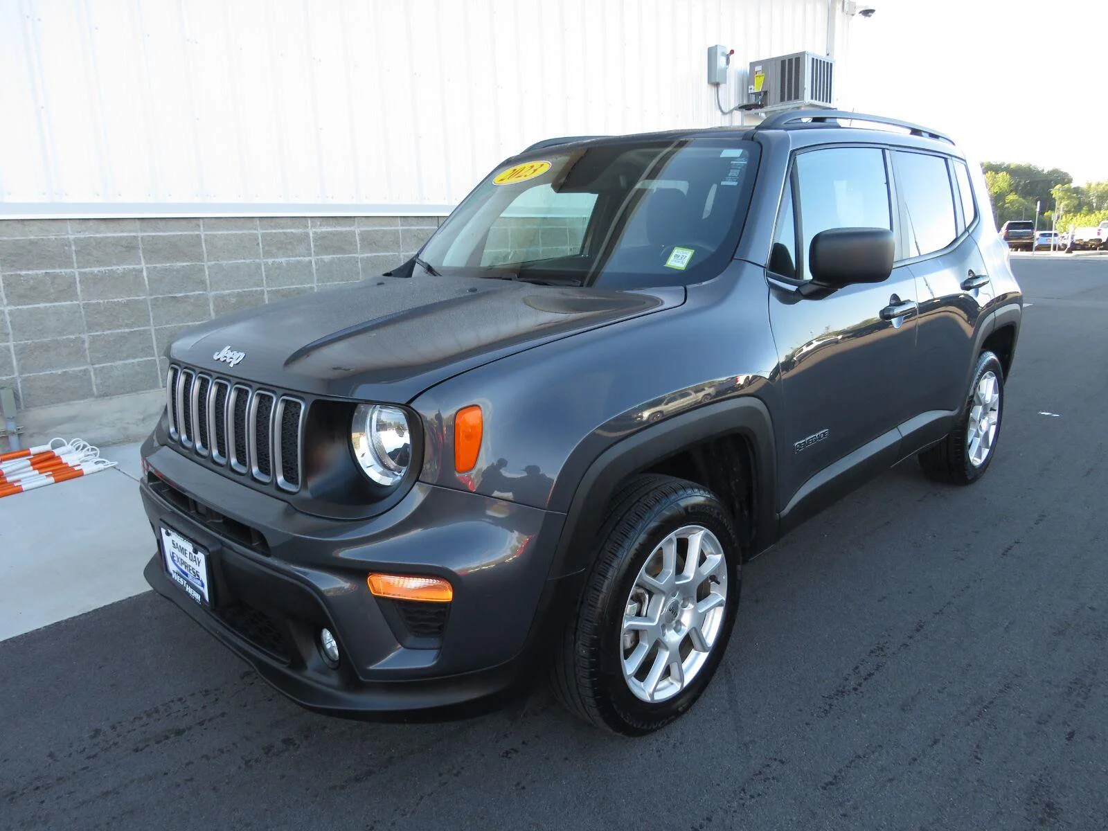 Used 2023 Graphite Gray Jeep Latitude image 12