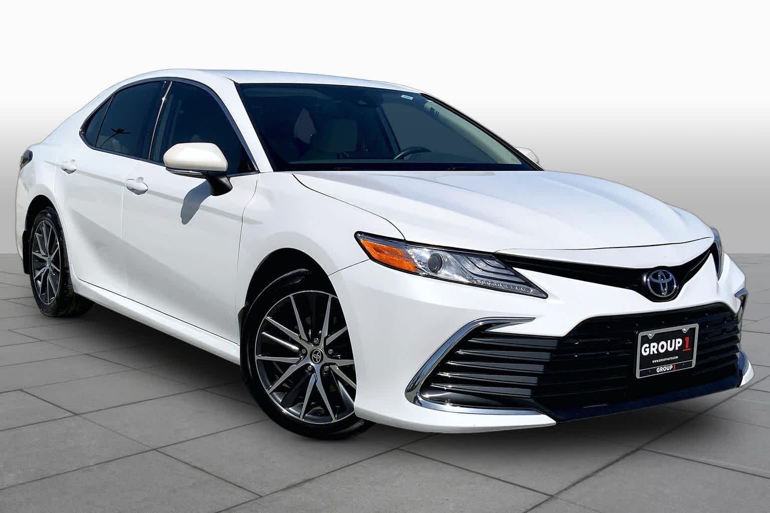 Used 2022 Wind Chill Pearl Toyota XLE image 3