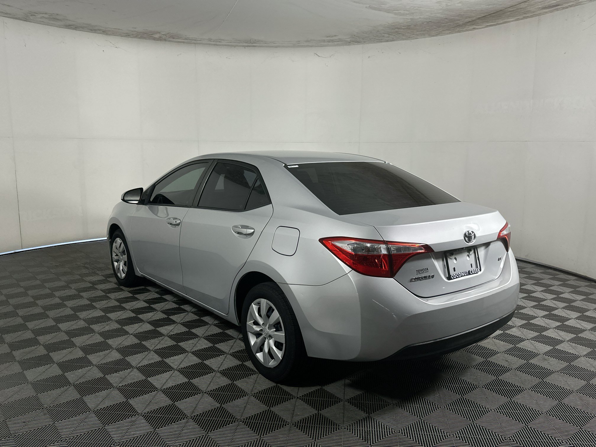 Used 2015 Classic Silver Metallic Toyota LE image 5