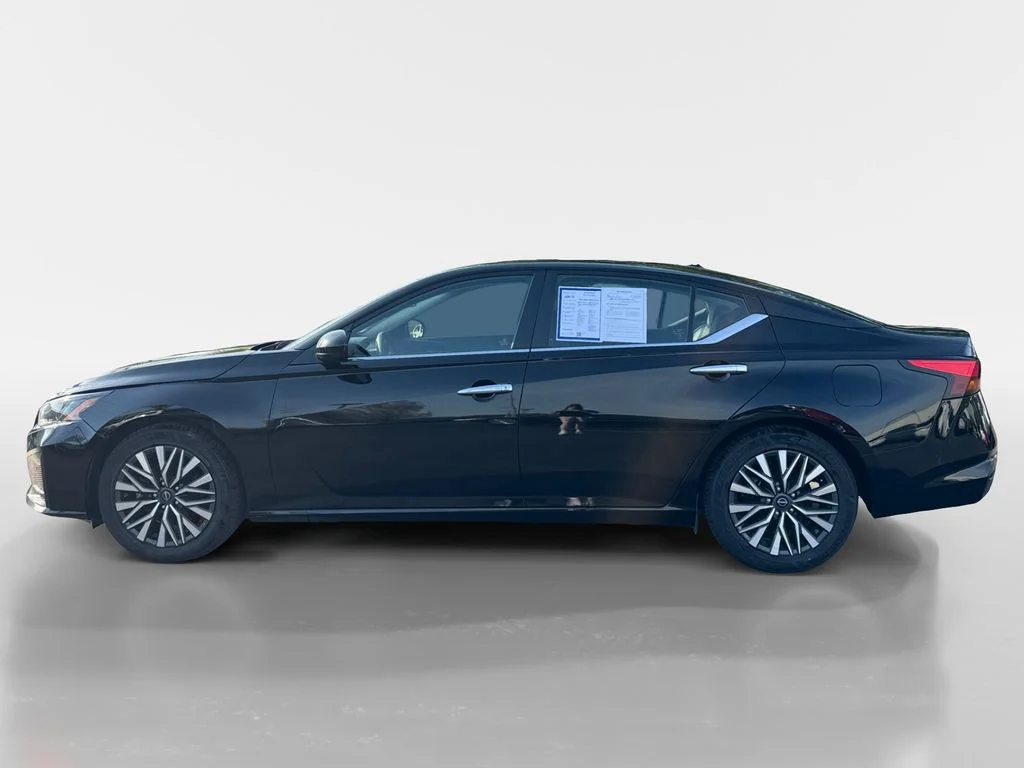 Used 2023 Super Black Clearcoat Nissan 2.5 SV image 7