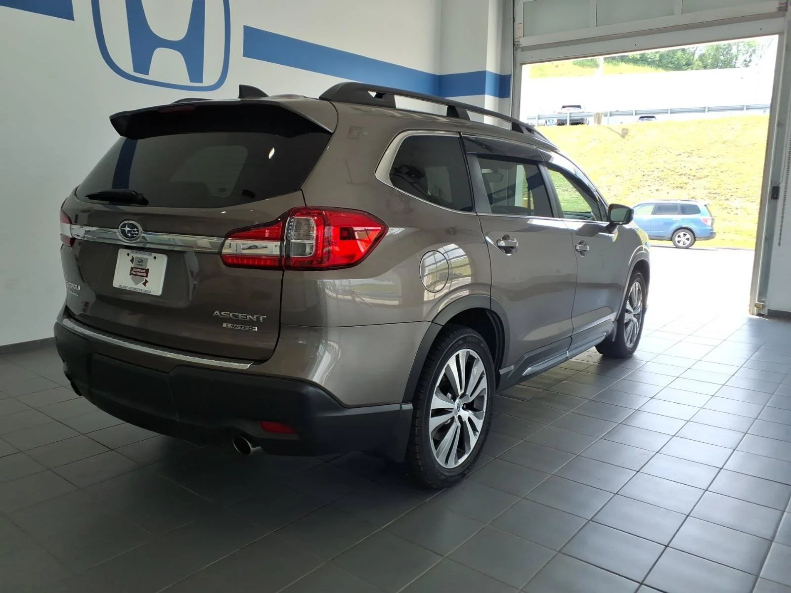 Used 2022 Brilliant Bronze Metallic Subaru Limited image 5