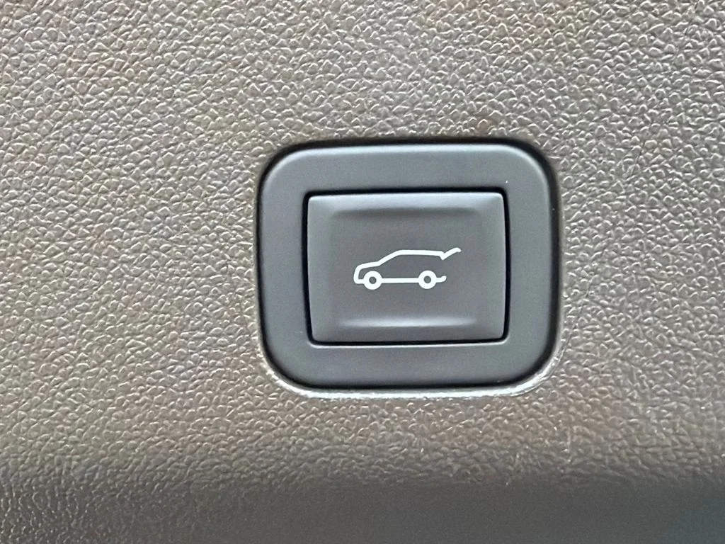 Used 2025 Gray Chevrolet Z71 image 19