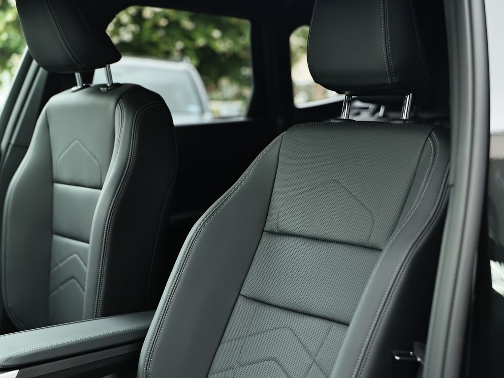 New 2026 Black Sapphire Metallic BMW xDrive28i image 20