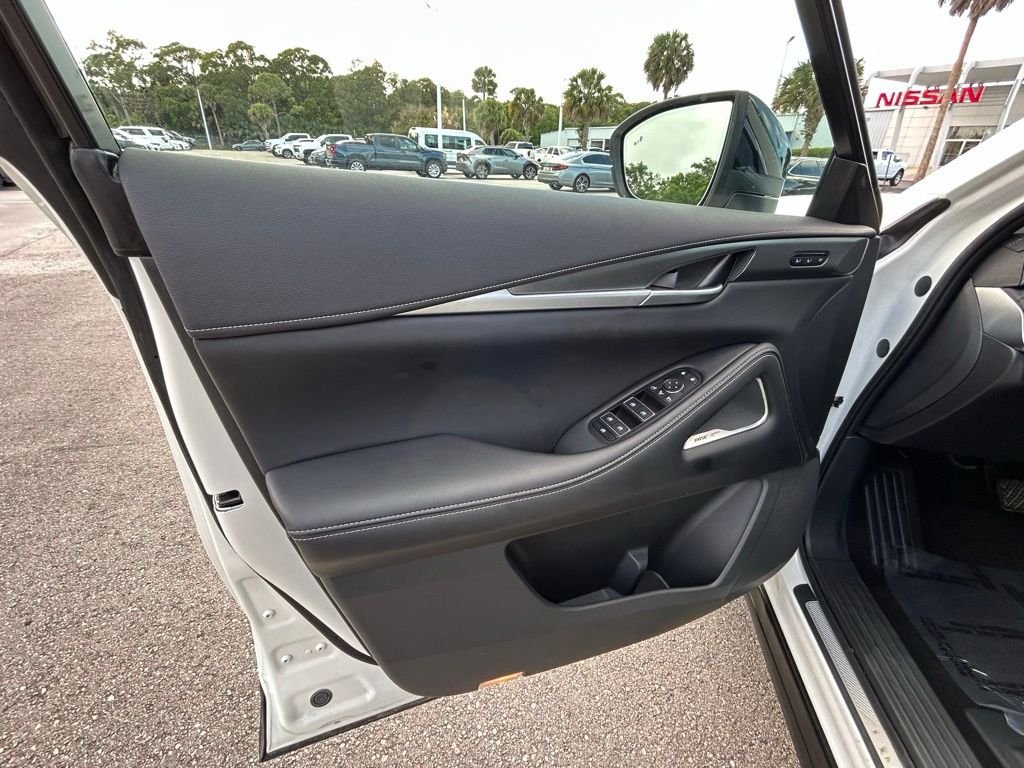 Used 2025 White INFINITI LUXE image 67