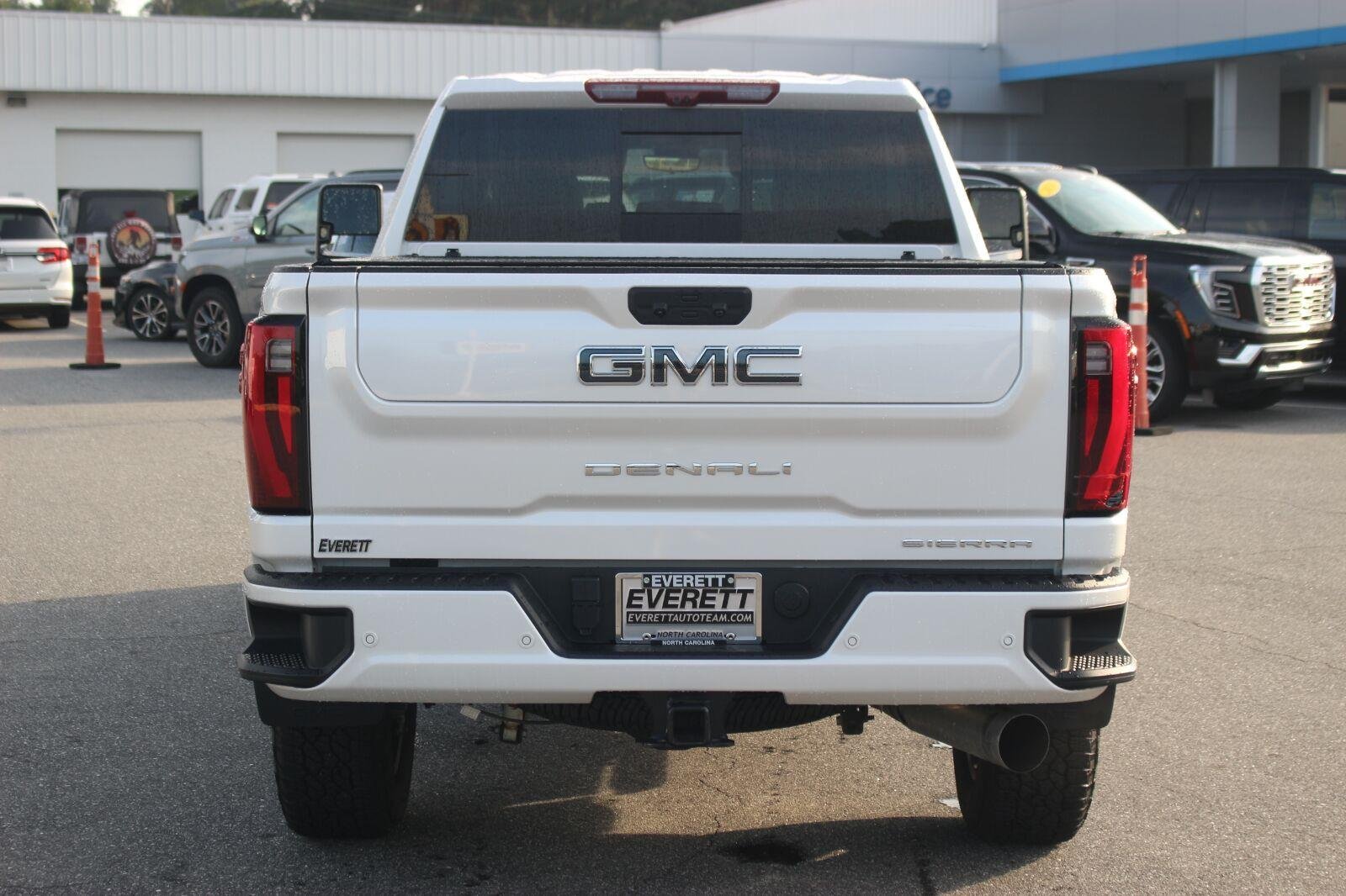 Used 2025 White Frost Tricoat GMC Denali Ultimate image 6