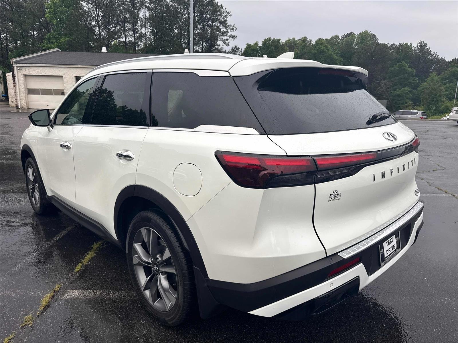 Used 2023 Majestic White INFINITI LUXE image 8