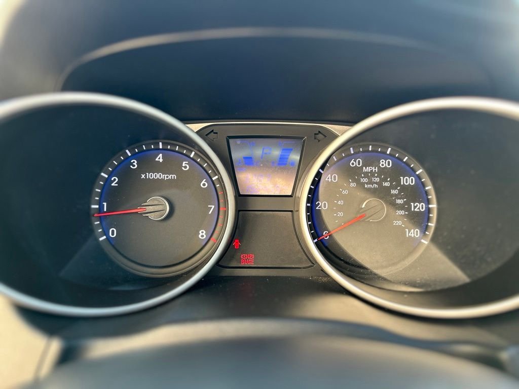 Used 2012 Diamond Silver Hyundai GLS image 25