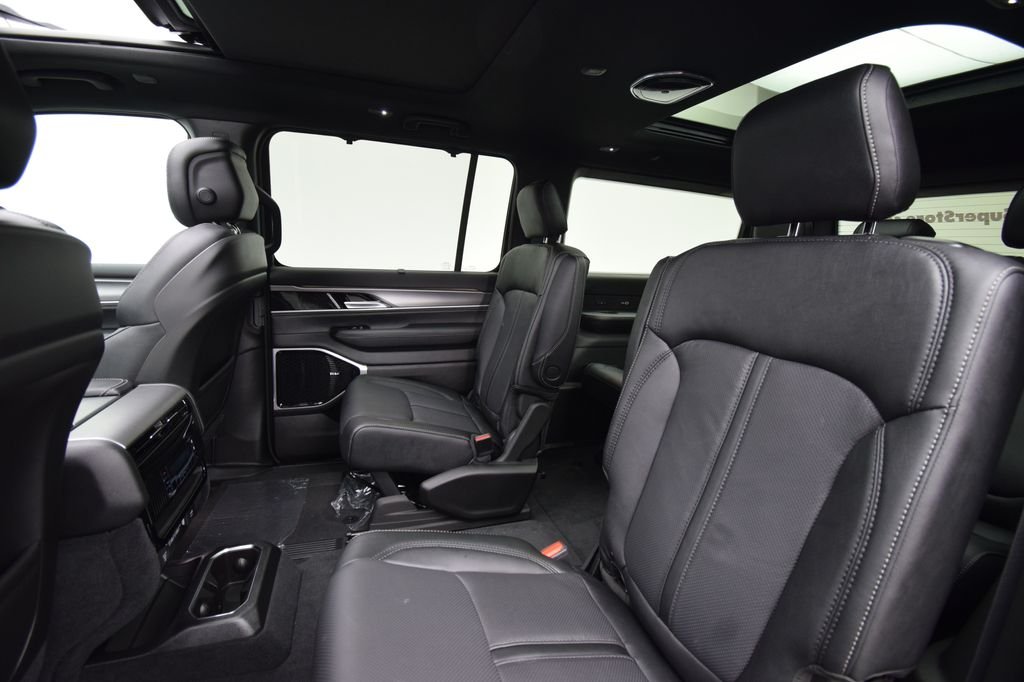 New 2026 Bright White Clear-Coat Exterior Paint Jeep Limited Reserve image 40
