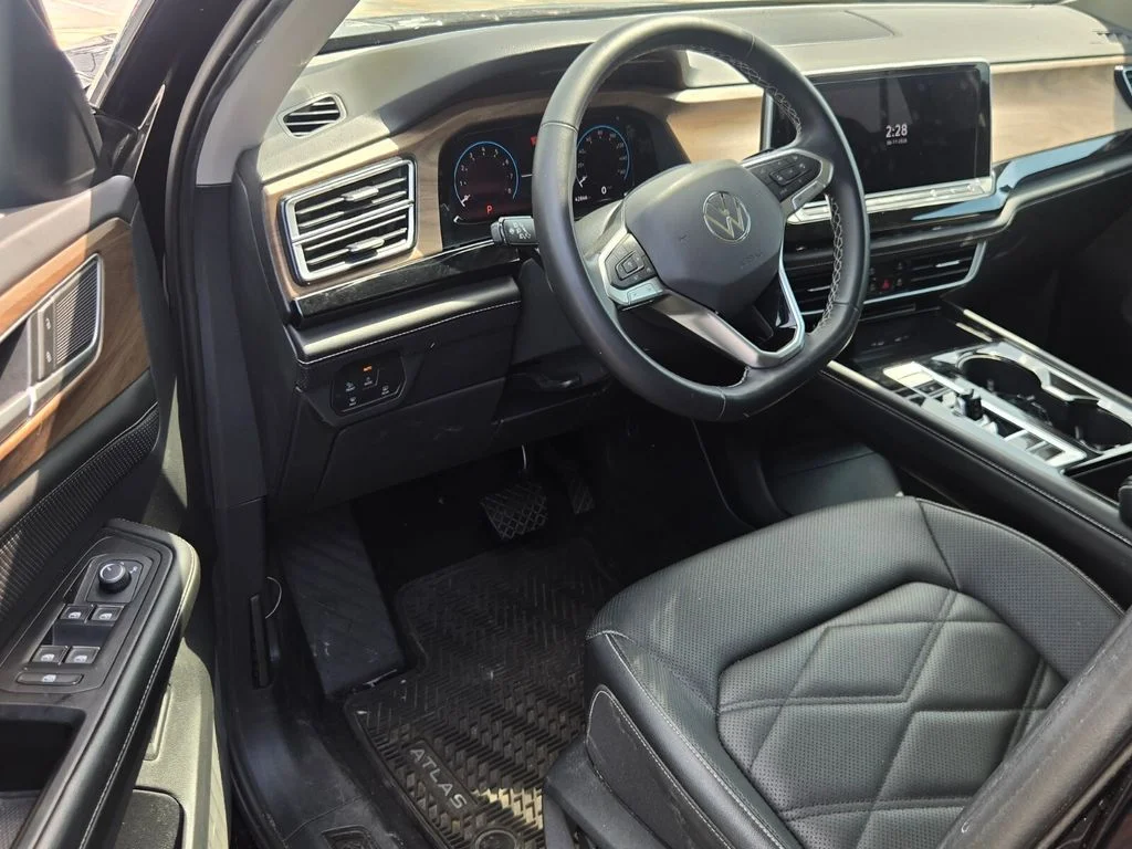Used 2024 Black Volkswagen 2.0T SE w/Technology image 9