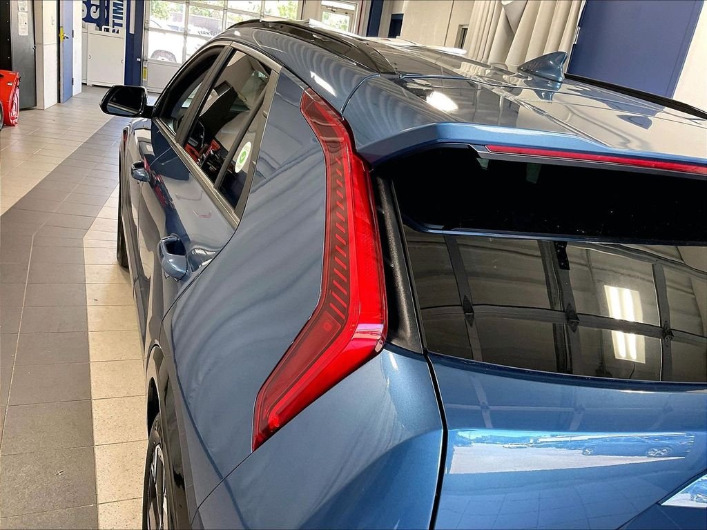 Used 2024 Blue Kia Wind image 32