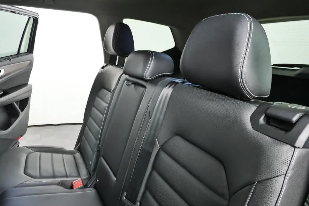 New 2026 Deep Black Pearl Volkswagen 2.0T SEL image 18