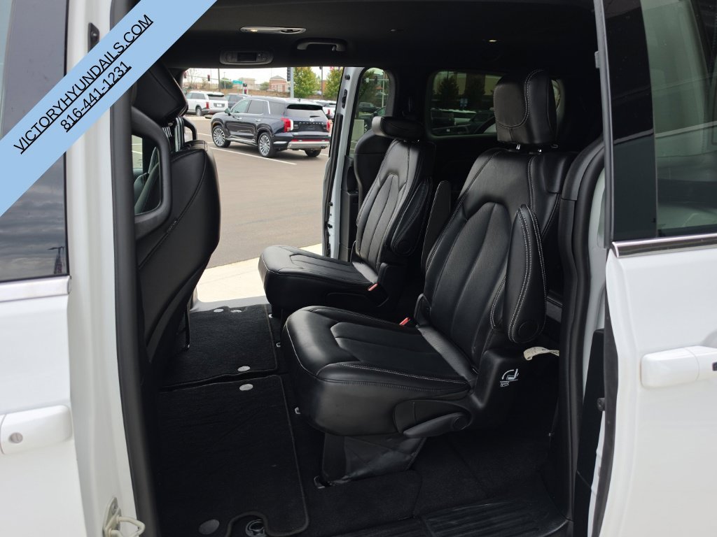 Used 2025 White Chrysler Select image 28