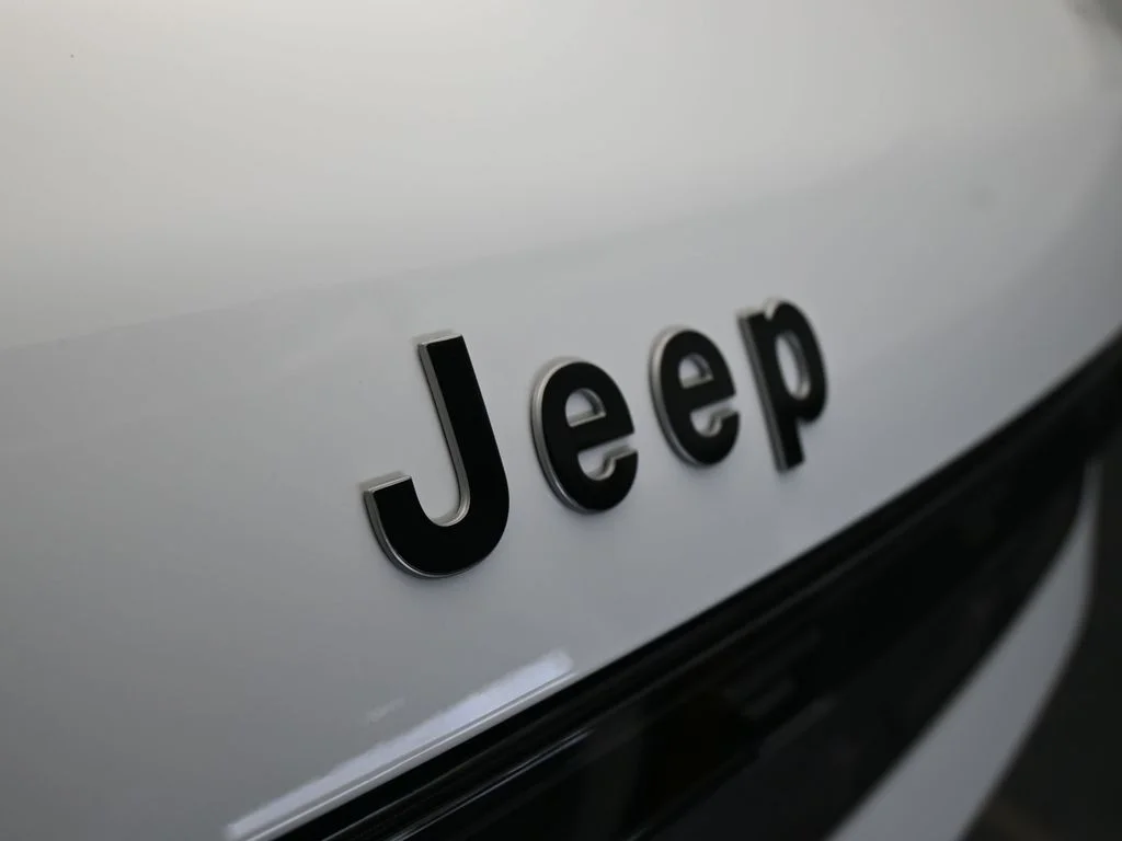New 2026 Bright White Clear-Coat Exterior Paint Jeep Limited Reserve image 49
