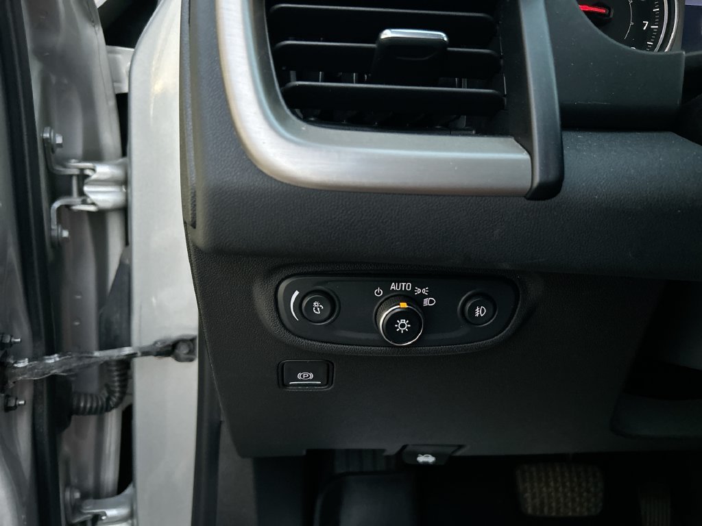Used 2019 Silver GMC Denali image 22