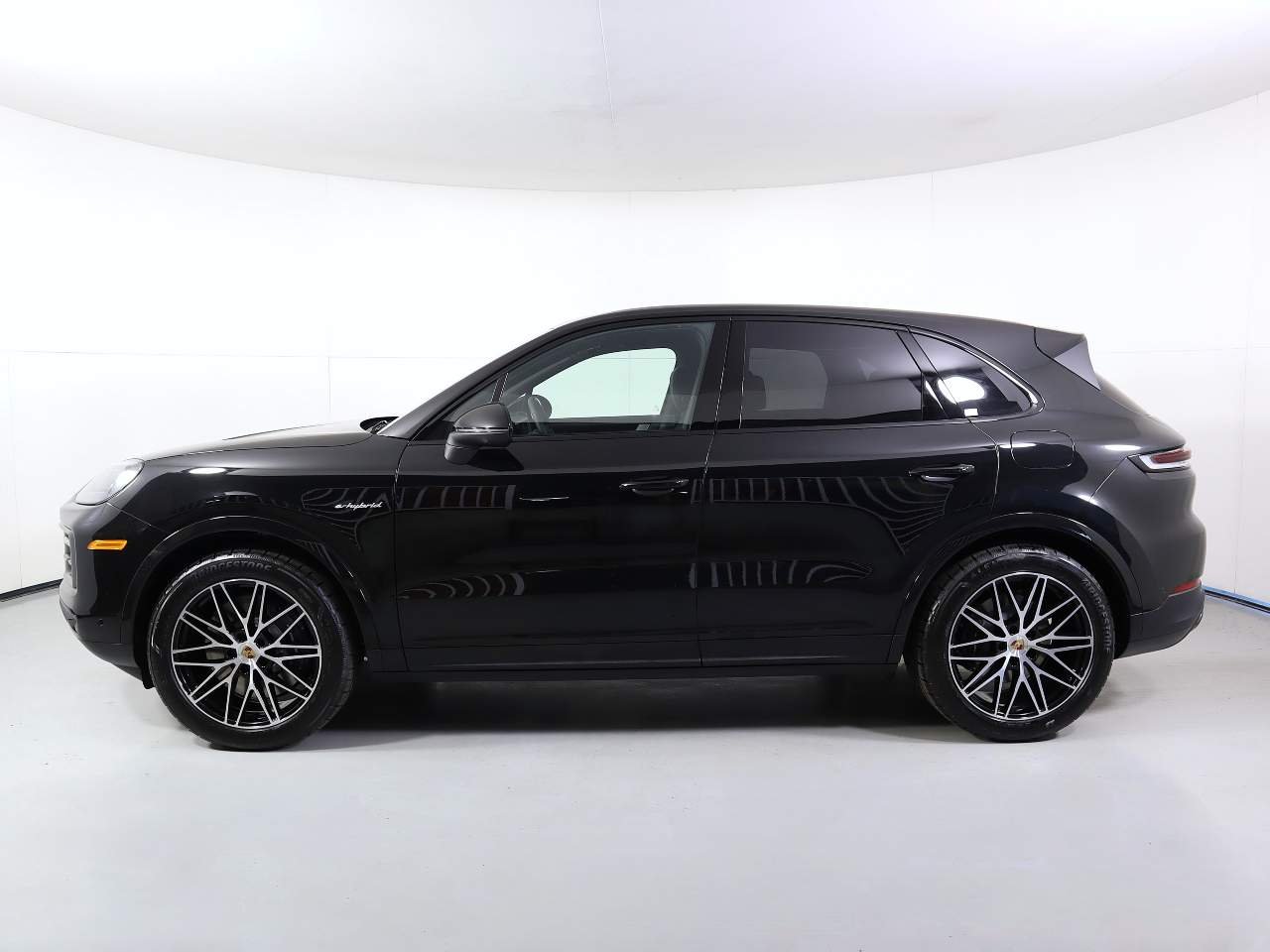 New 2026 Chromite Black Metallic Porsche E-Hybrid image 2