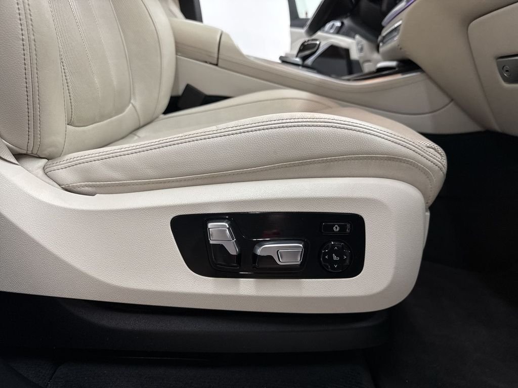 Used 2020 Black Sapphire Metallic BMW xDrive40i image 19
