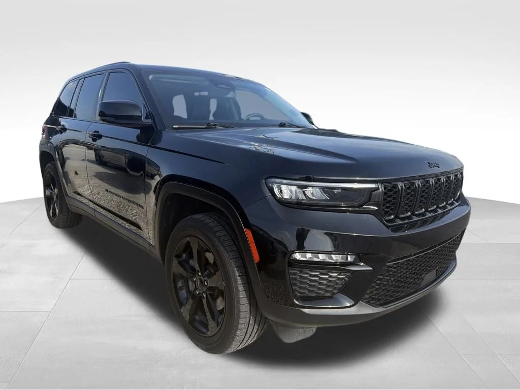 Used 2023 Diamond Black Jeep Limited image 18