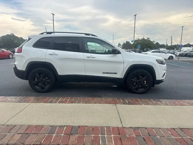 Used 2023 White Jeep Altitude image 5