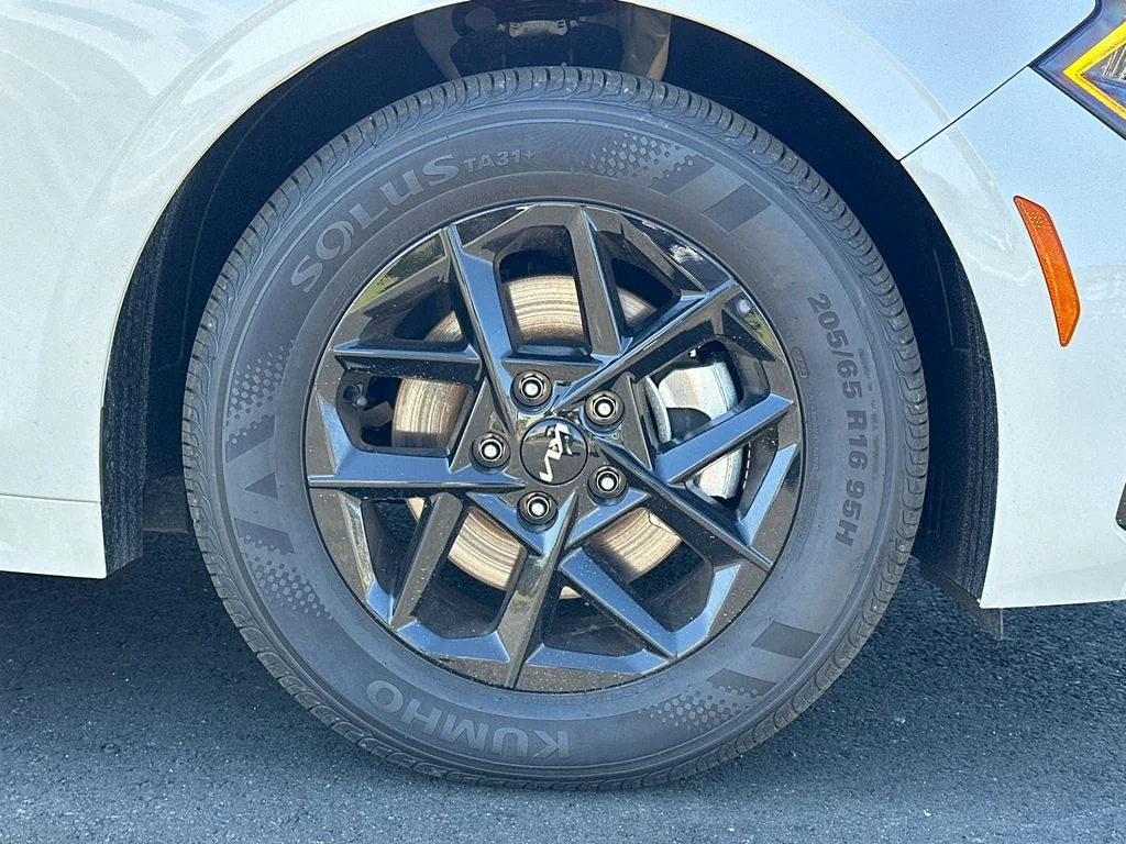 New 2026 White Kia LXS image 12