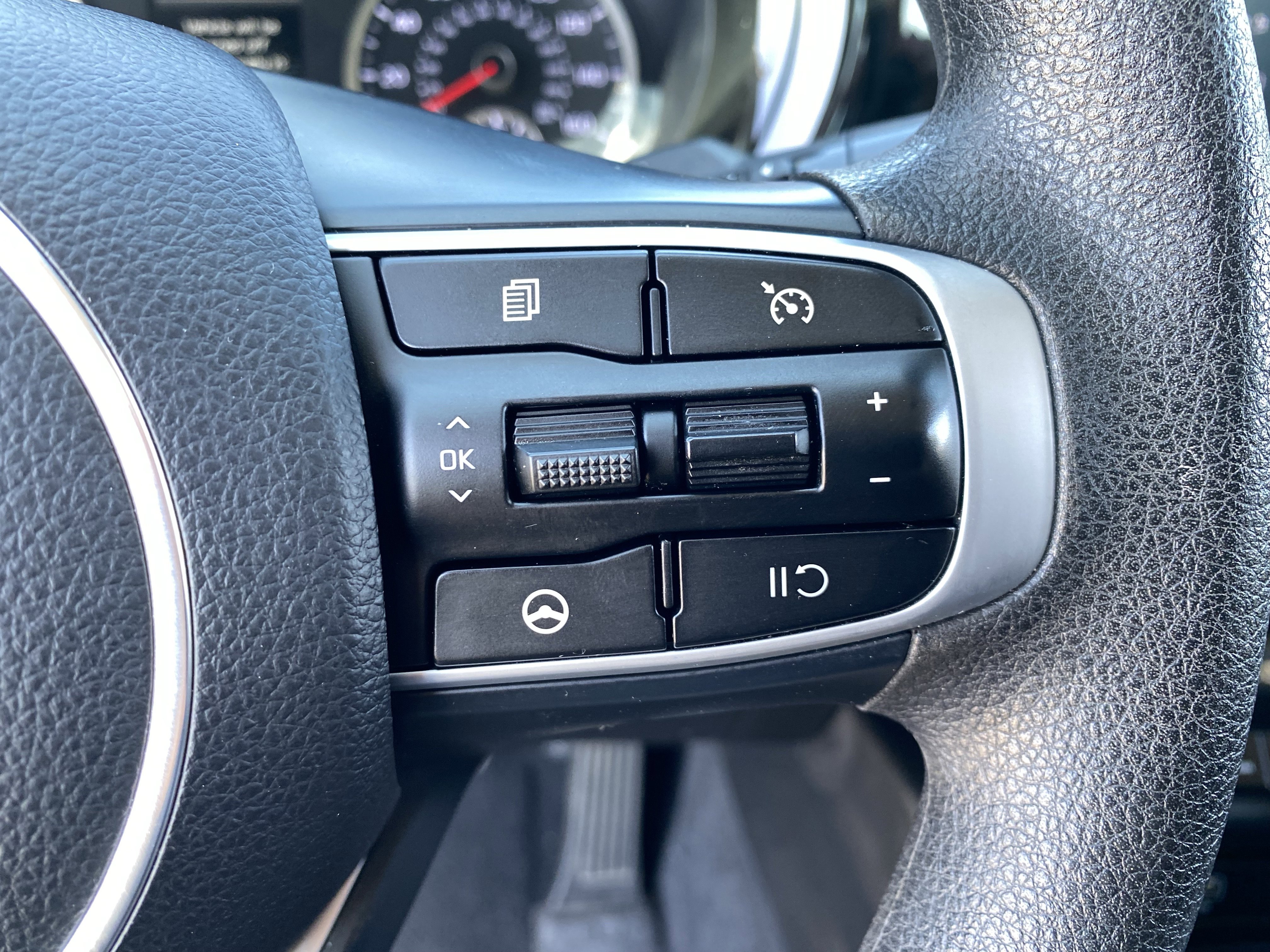 Used 2023 Everlasting Silver Kia LXS image 27
