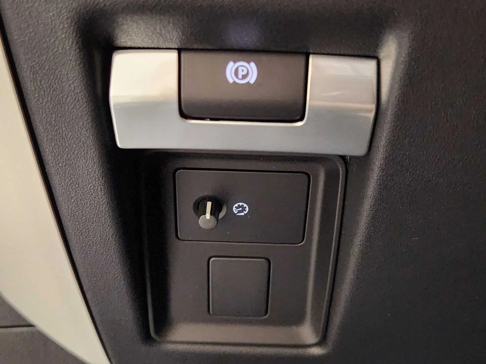 2026 Land Rover Defender X-Dynamic SE - Photo 35