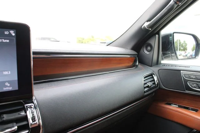 Used 2019 White Lincoln Reserve image 19