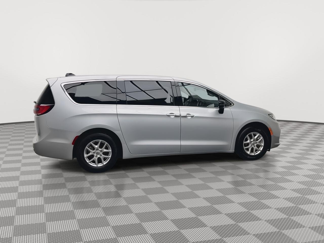 Used 2024 Silver Mist Clearcoat Chrysler Touring L image 38