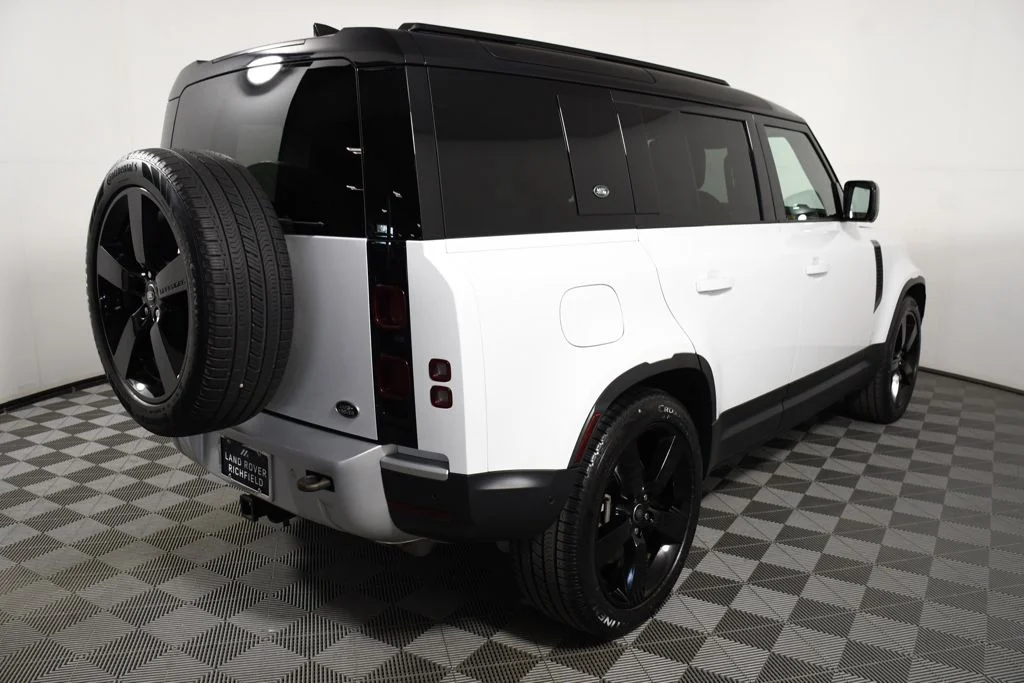 Used 2023 Fuji White Land Rover S image 6