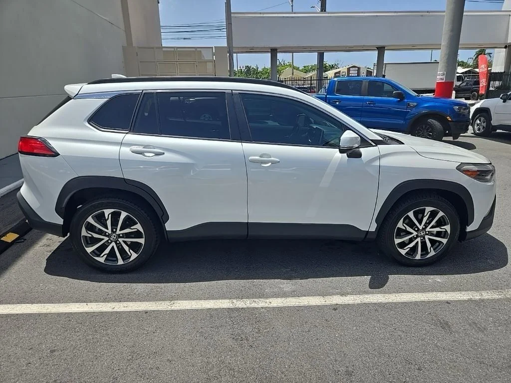 Used 2022 Beige Toyota XLE image 3